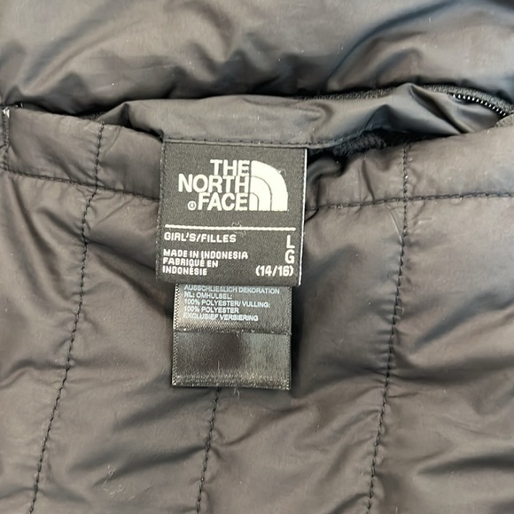 The North Face Girls Reversible Jacket Puffer/Faux Fur. Black w/ pockets - sz L - Picture 9 of 9
